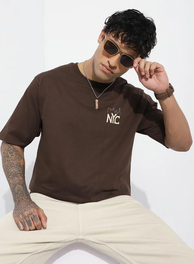 ديفيرينس أوف أوبينيون تيشيرت مطبع بأكمام قصيرة وقصة واسعة للرجال